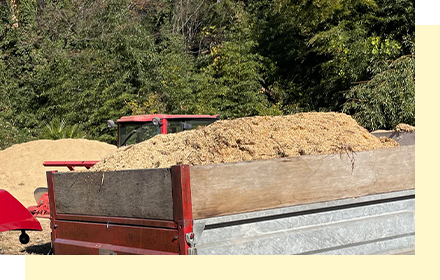 発酵させた「桂木ゆず」を田んぼに撒く機械