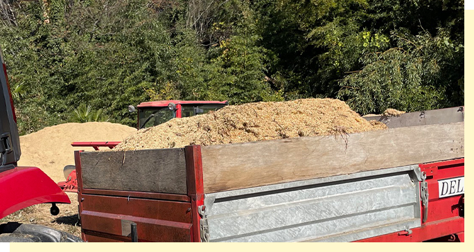 発酵させた「桂木ゆず」を田んぼに撒く機械